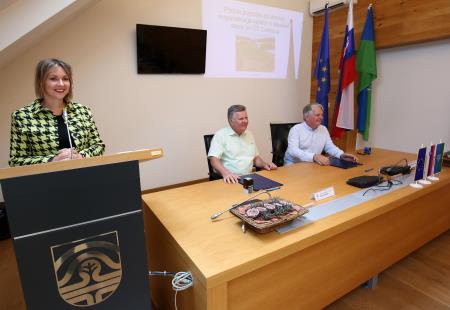 PODPIS POGODBE ZA OBNOVO NOGOMETNEGA IGRIŠČA IN TEKAŠKE STEZE PRI OŠ CERKNICA 03 FOTO LJUBO VUKELIČ